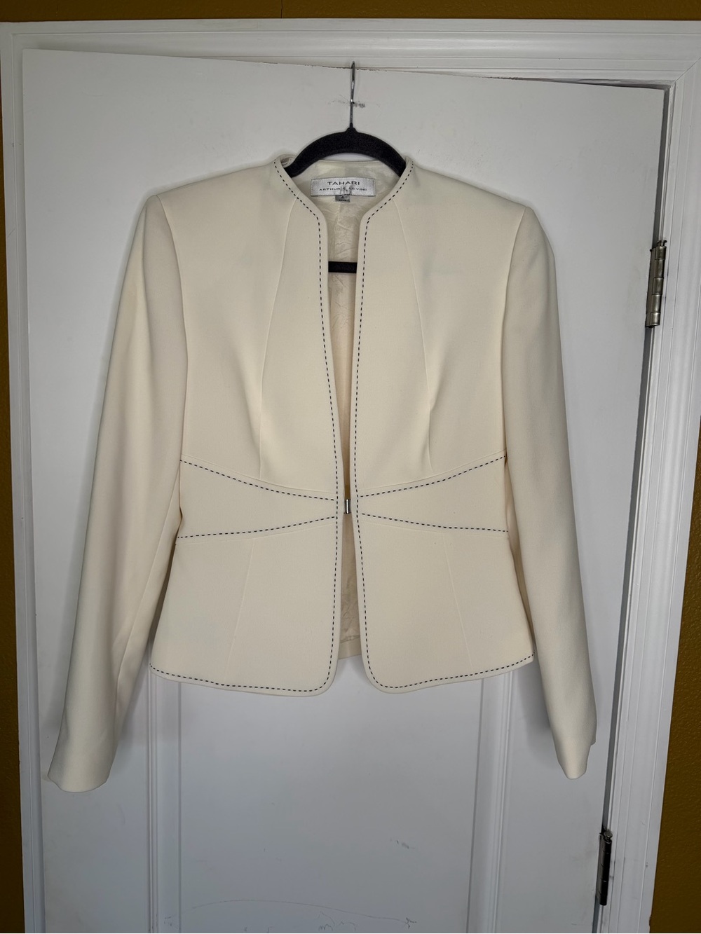 Tahari ASL Ivory W/ Black Stitching Chic Tailored Collarless Blazer. Size 4